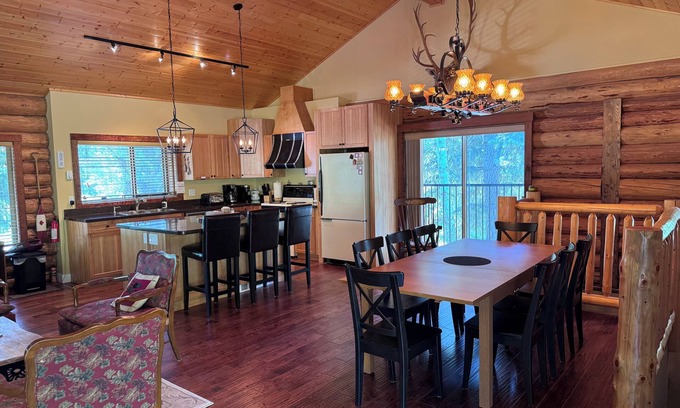 Anglemont House | Experience the warmth of our gorgeous log home backing onto the first fairway.