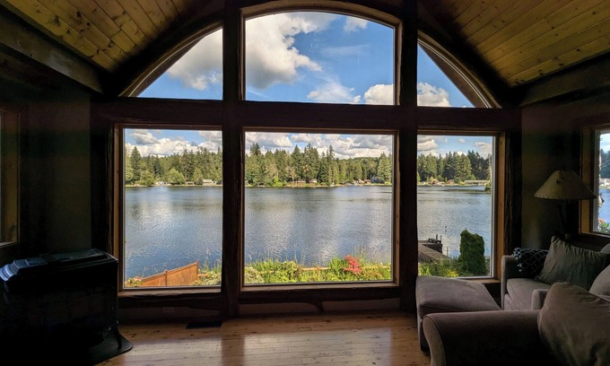 Eatonville House | Experience upscale cabin living at Wolf Lodge our rustic, lakeside retreat!