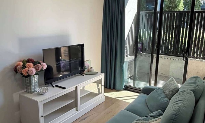 Reid Apartment | Explore Canberra in style | Courtyard | CBD |Shops