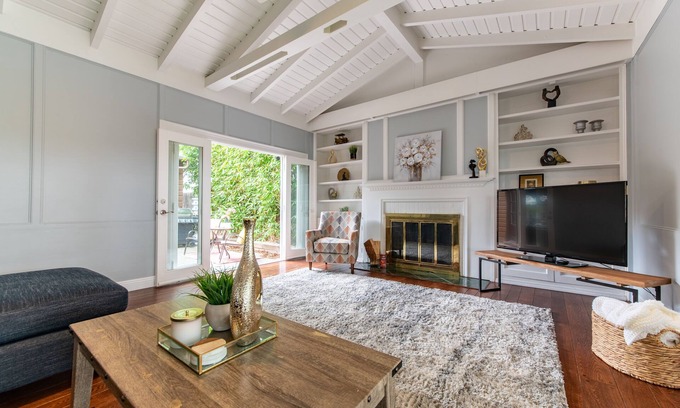 Belmont Heights House | Extended stay Family home - sun room, private deck, chefs kitchen 5 min to beach