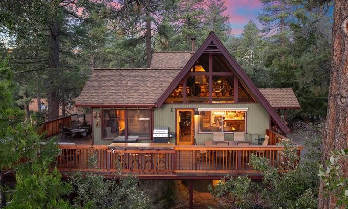 Idyllwild Cabin | Extended stays at Sunset with wrap around deck and hot tub (30+ days)