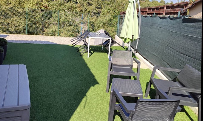 Gattieres Apartment | F1 with garden space