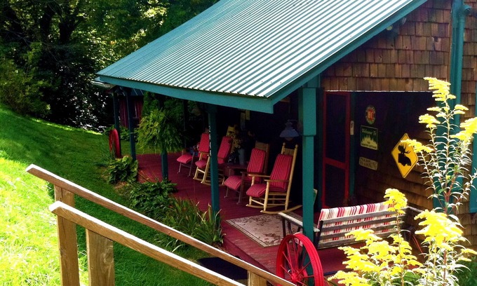 Glenville Cabin | Fab Fall at Affordable Creekside Cedar Cabin-Hot Tub, K.Bed, Rustic'n Romantic!