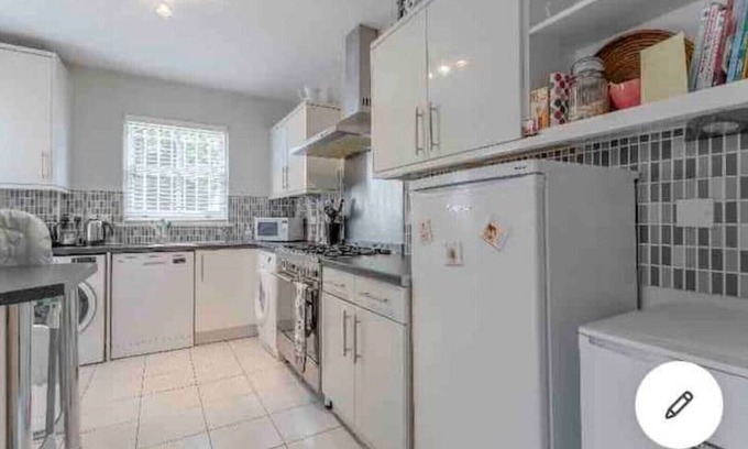 Mile End House | Fab family home next to Victoria Park and close to the City, Mile End