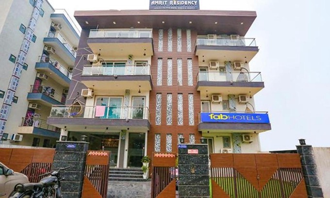 Udyog Vihar Hotel | FabHotel Amrit Residency