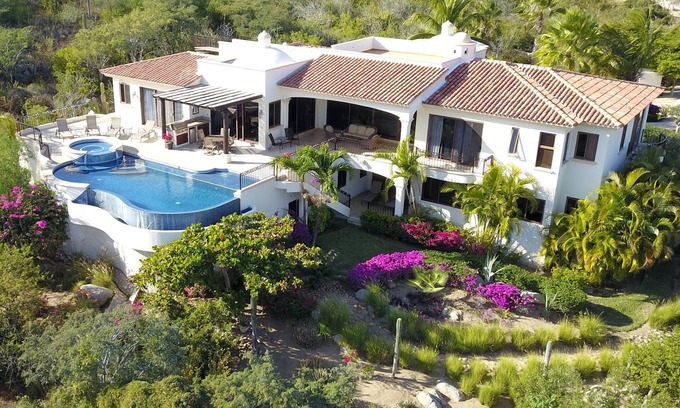 Buzzards House | Fabulous and Spacious Ocean View Villa with Golf, Pool and Amenities
