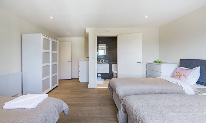 Island Gardens Apartment | FABULOUS AND SPACIOUS APARTMENT FOR THE LARGER GROUPS OVER LOOKING THE RIVER