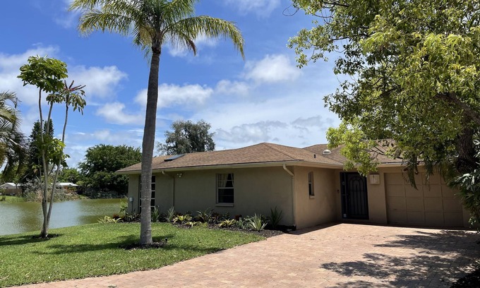 Gulf Gate Estates House | Fabulous Lake View Getaway – 2BR 2BA Home Near Siesta Key Beach! Free WiFi.