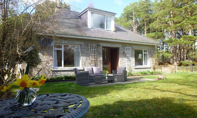 Coylumbridge Villa | Fabulous location, luxury lodge for 8+2 in cots, hot tub, garden, garage, dogs