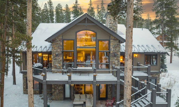 The Highlands House | Fairview Lodge: Private Home on Golf Course, Hot Tub, Pool Table, Dogs OK!