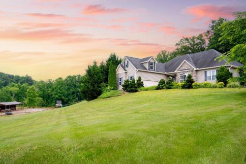 Fairview House | Fairview Vista by AvantStay 10 Mins to Asheville