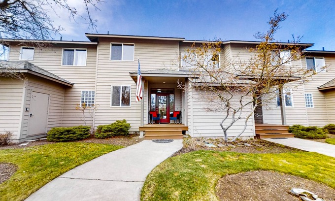 Redmond House | Fairway view townhome with private hot tub, grill, pool, & golf - dogs welcome