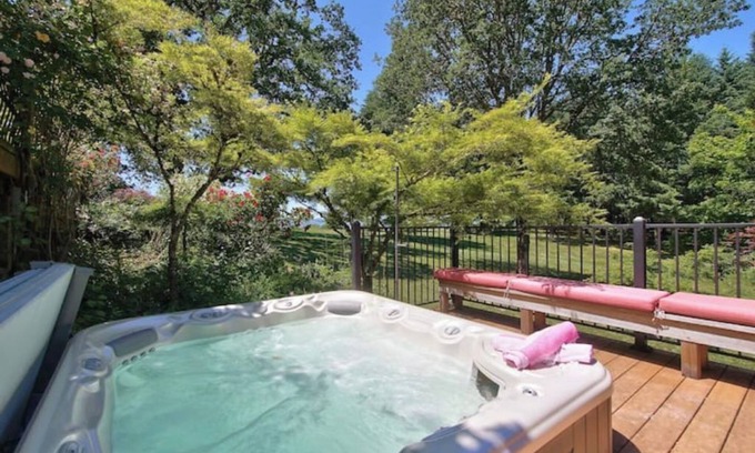 Carlton House | Fairytale escape in the heart of wine country with HOT TUB & TENNIS COURT n