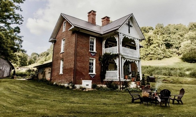 Creston House | Fairytale Villa Quintessential Countryside