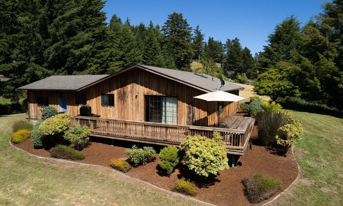 McKinleyville House | ☀️🌲Falcons Perch: Nature Lover's Dream, in coastal hills above Blue Lake🪶