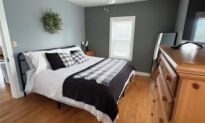 Aldrich Cottage | Fall Foliage! Serenity Cottage on Stockton Lake. Walk to water Game Room Hot tub