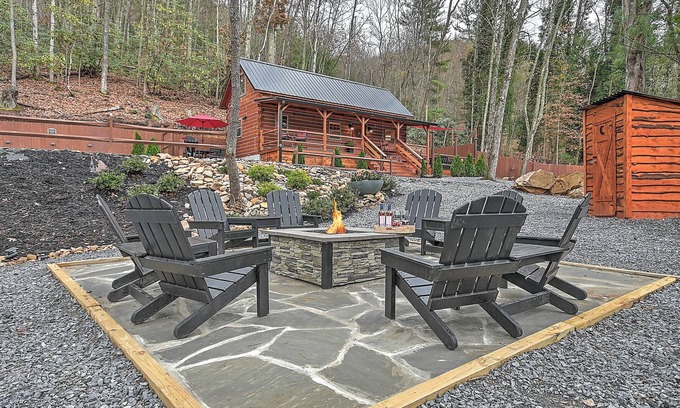 Elizabethton Cabin | Fall Getaway with Hot TubnMonarch Mountain Cabin B