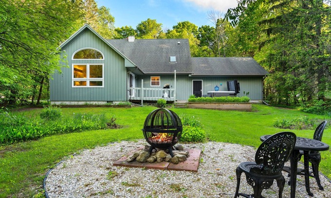 Sister Bay House | Fall Into Fun Hot Tub, Games,Dogs & Marina Stroll