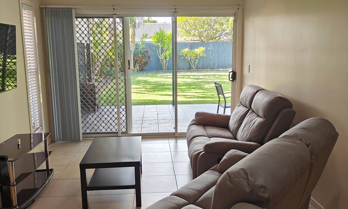 Wynnum Apartment | Family-friendly, 2 min to the water, 10 min walk to water-park and wading pool