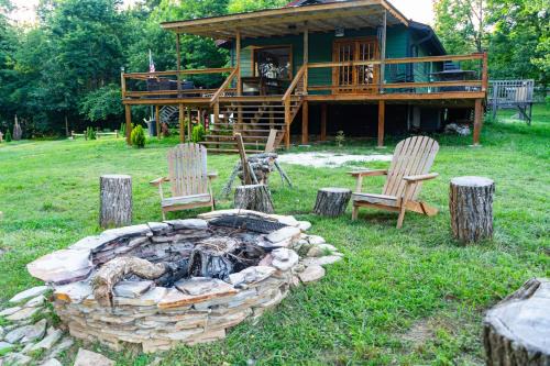 Spruce Pine House | Family-Friendly 3BR Cabin with Mountain Views, Near Trails & Skiing