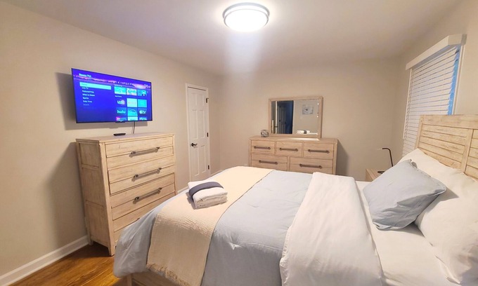Sharon Woods House | Family Friendly 4BR 2.5 BTH Home w/games, books,parking, Vball set , Uptwn 15min