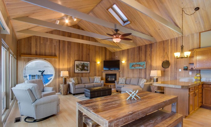 Roads End House | Family-Friendly House Near Beach with Private Hot Tub & Ocean Views - Dogs OK