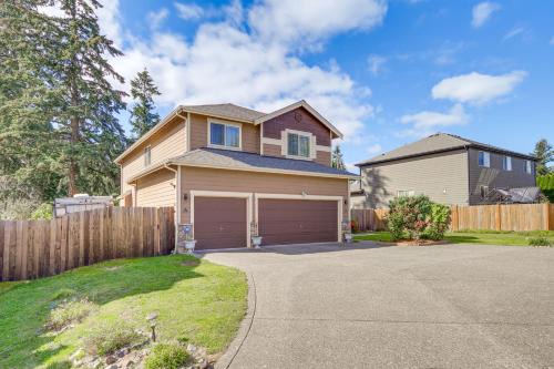 Silver Lake House | Family-Friendly Home with Patio and Garden in Everett!