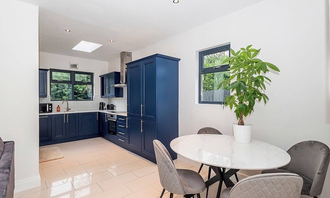 Malahide House | Family-friendly house with 3 bedrooms, driveway and garden!