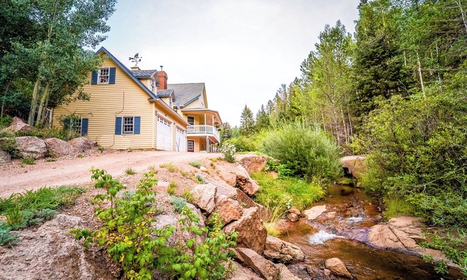 Rainbow Valley House | Family Friendly house on the creek at Valley Glen