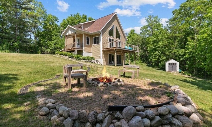 Plainfield Cottage | Family Friendly Lake Home Sleeps 14, Sandy Beach, Lake Toys, Fire Pit, Sunrises!