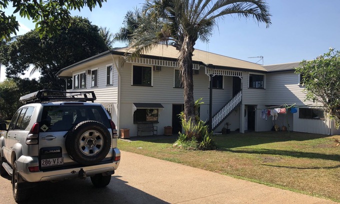 Redlynch House | Family Friendly- Large Home Apartment (Free NETFLIX, WI-Fi, Air con, BBQ)
