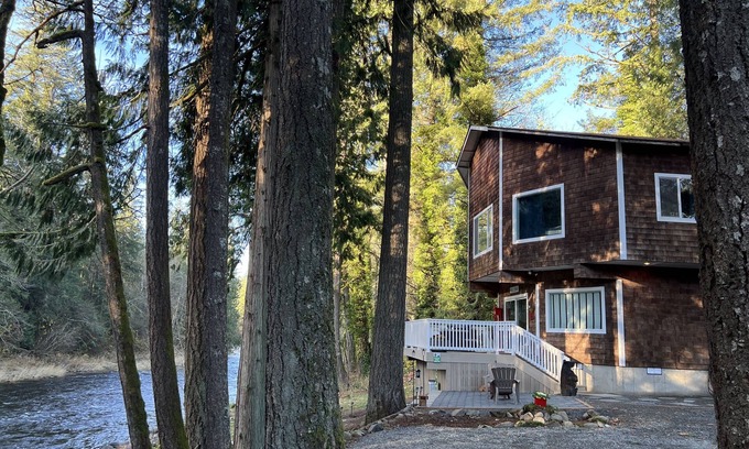 Yacolt Ski Chalet | Family Friendly Riverfront Retreat close to PDX with Hot Tub