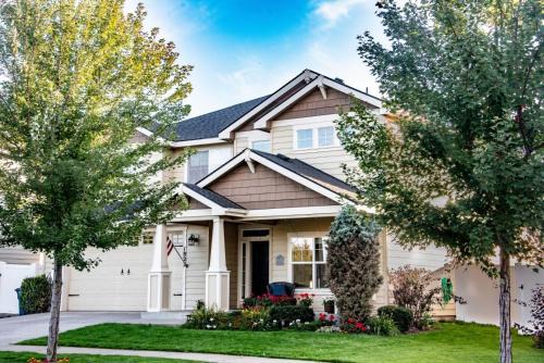 Post Falls House | Family Fun! Gorgeous North Idaho Home w/Tesla Charge : Prairie Inn
