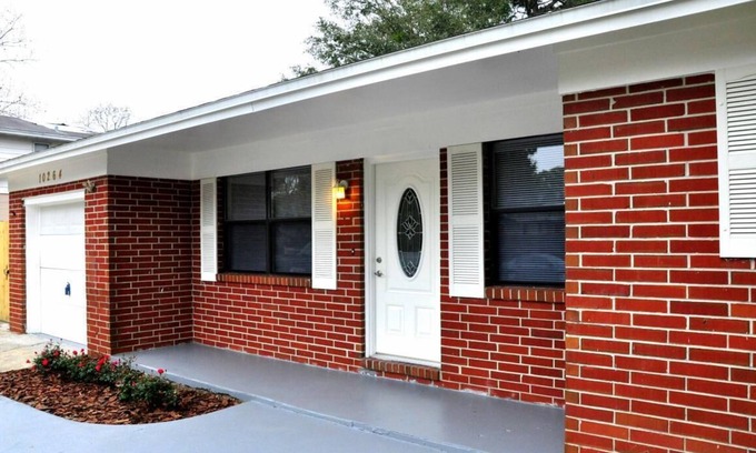 Arlington House | Family fun pool house with game room