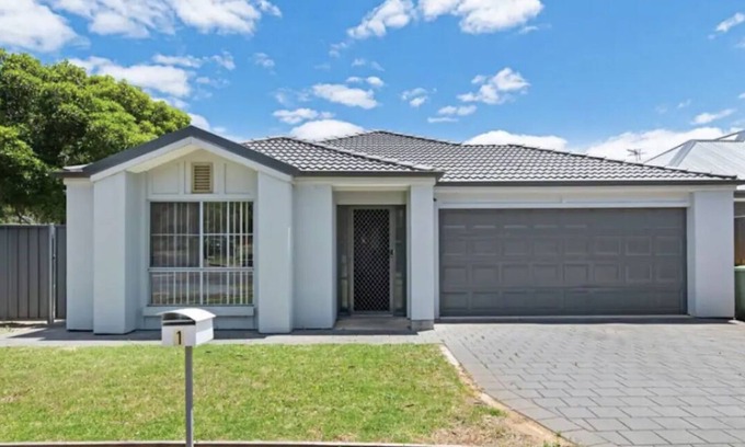 Elizabeth Downs House | Family home fit for a fiesta