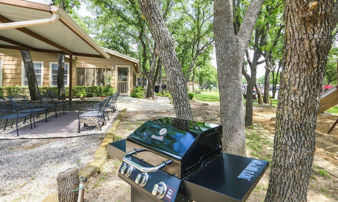 Chico Cottage | Family Home on Lake Bridgeport: Pets Welcome!