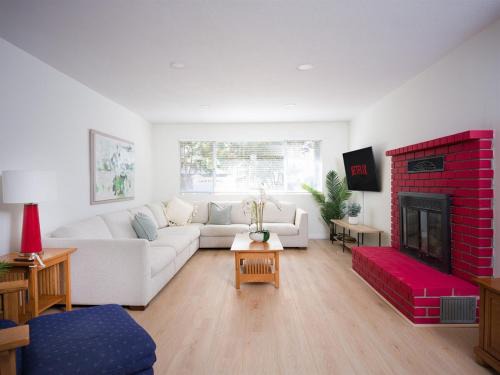 Simi Valley House | Family Home, Pool, Pong, Nintendo