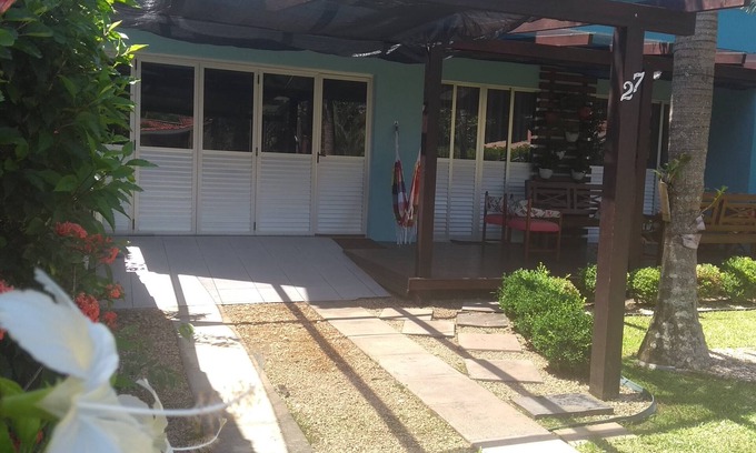 Ingleses do Rio Vermelho House | FAMILY HOUSE 230M FROM THE SEA, 4 SUITES WITH AIR, WI-FI, SINUNE IN CONDOMÍNIO CLOSED