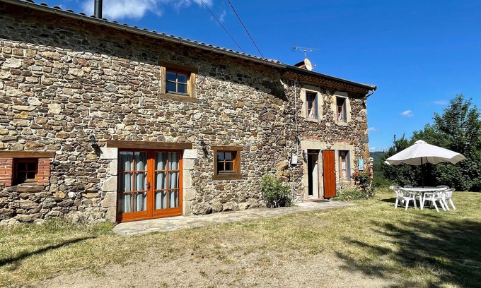 Saint-Vert Cottage | Family house 4 bedrooms with garden, fireplace, wood stove, parking and Wi-Fi