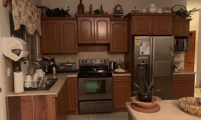 Sector 3 House | Family house close to tourist, basic and medical services. Security 24/7!