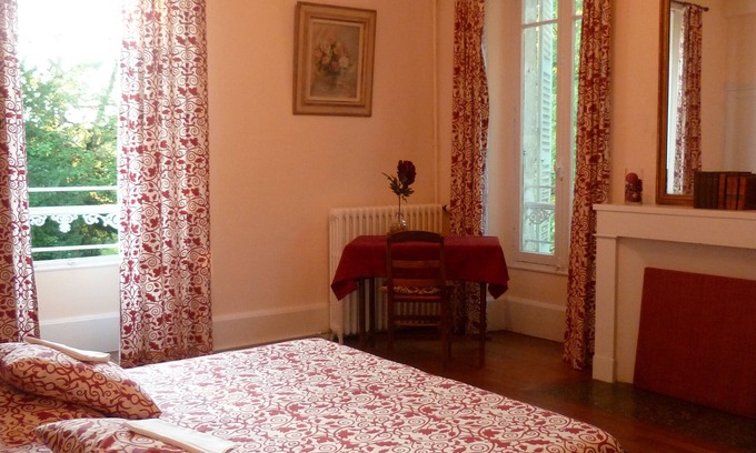 Chateaudun House | Family house surrounded by a large park with large capacity Home