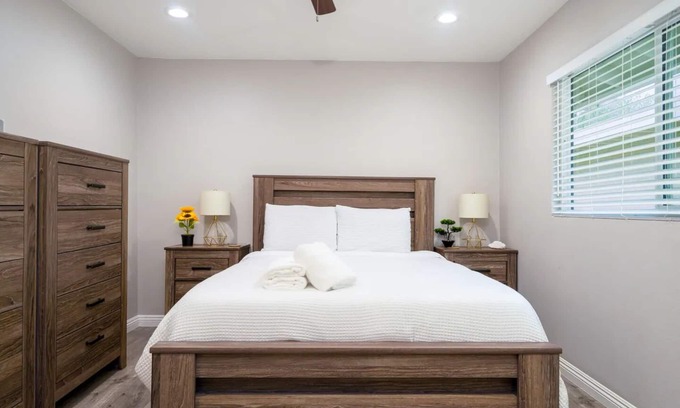 Orange House | Family Oasis: Modern & Cozy Pet-Friendly Home. Close to Disney