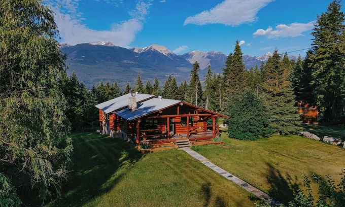 Golden Ski Chalet | Family oriented escape to the mountains 🏔️