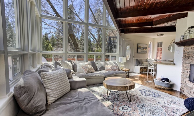 Cedar Glen Cabin | Family & Pet Friendly Cabin w/AC in Lake Arrowhead - Midweek Stay 3, Pay 2 Deal