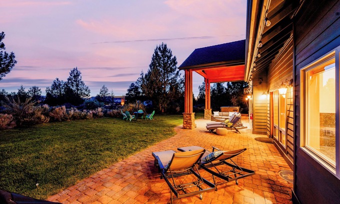 Bend House | Family Retreat, Hot Tub, Basketball, Pickleball, Fire Pit, Games, Luxury Linens