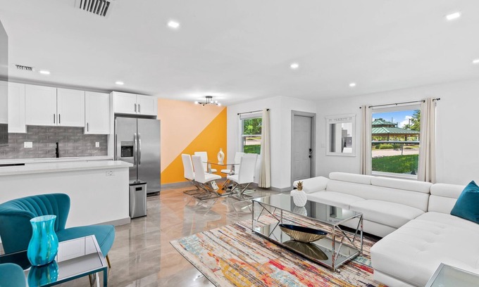 Croissant Park House | Family Retreat~6Bedrooms~4Baths~2Entrances~2BBQs~New Backyard Turf~Near Las Olas