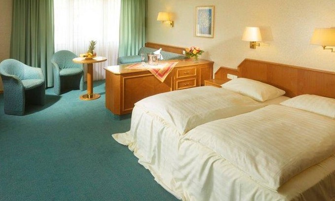 Roemerberg Cottage | Family room, shower or bath, toilet, non-smoking - Hotel-Restaurant Pfälzer Hof
