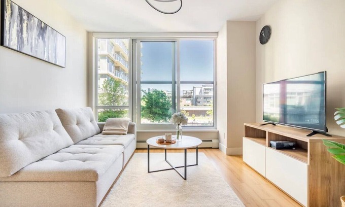 Southeast False Creek Apartment | Family Size Luxury Residence/Parking/Gym/Mountain View/Complete with Essentials