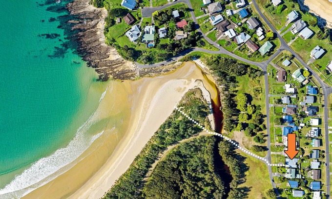 Potato Point House | Family-sized home with large deck - 200m to the beach