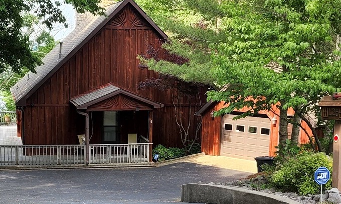 Scottsville House | Family Vaca walk path to Barren River Lake. Kayak/Canoes/dock